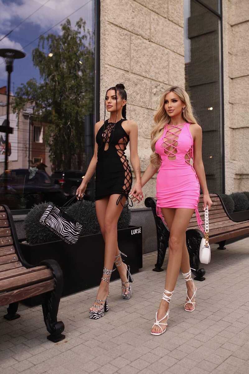  - ÖNÜ BAĞLI İPLİ KISA ELBİSE PEMBE